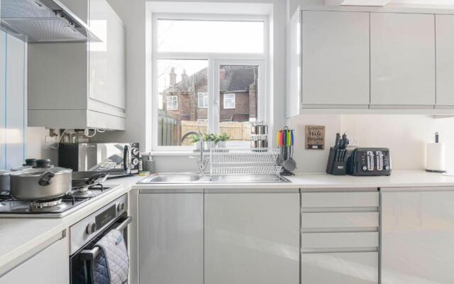 Spacious 3 Bed House, Netflix, Garden, Parking