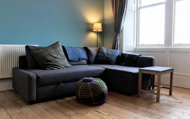 Modern Arthurs Seat Apartment