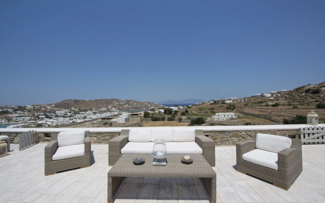 Nephiria's Villa Danelina next to Ornos&Psarou beach