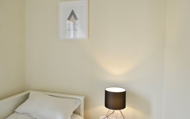 Modern 2 Bedroom Dalry Apartment