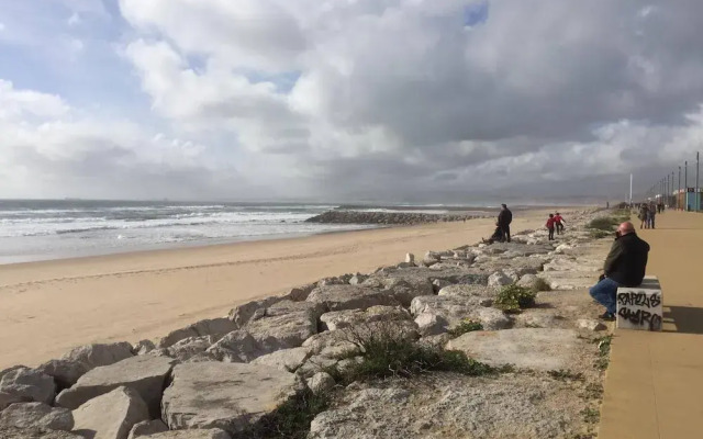 "room in Guest Room - Hostel Próximo A Praia P/ Surf Na Caparica"