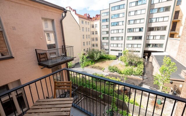 2ndhomes Deluxe 2BR Apt w Sauna&Balcony