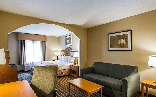 Quality Inn & Suites Fishkill South near I-84