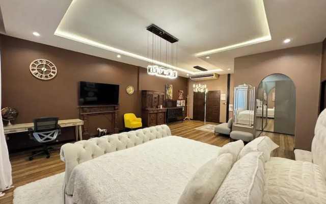 Huge Pool Villa with Private Lake