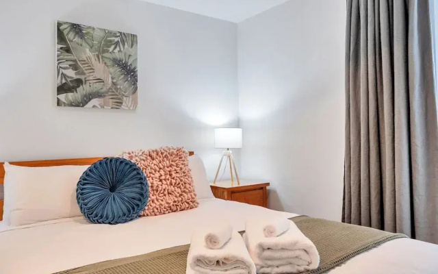 Chic 3 Bedroom City Central with Parking