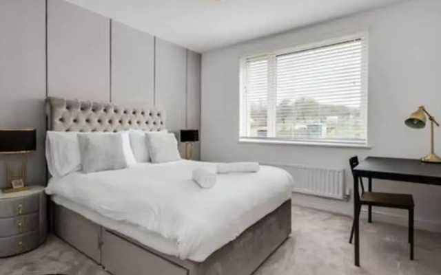 Stylish 4-br House With 3 Ensuite Free Parking