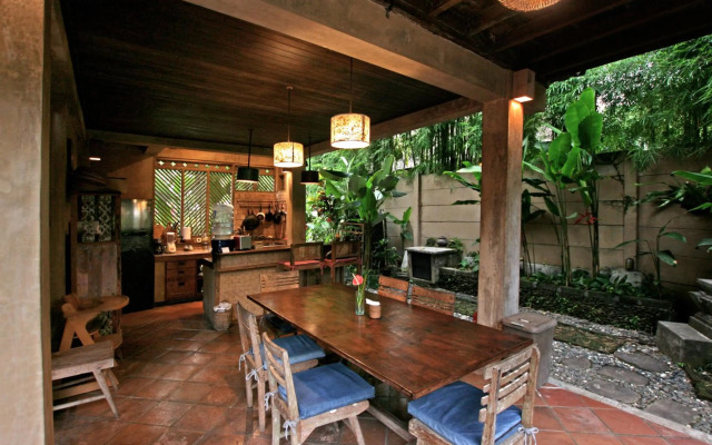 Artist Eco Villa With Wood And Clay