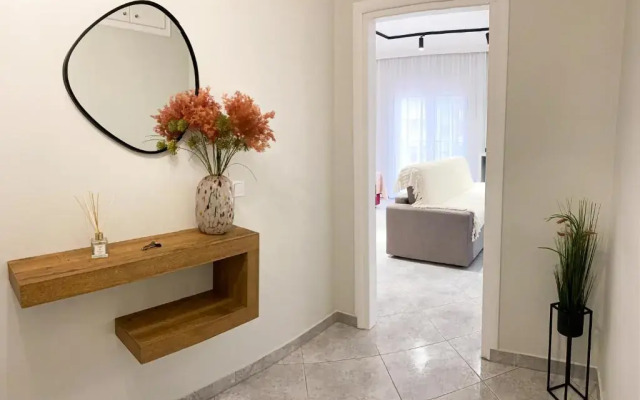 Outstanding Private Apartment Near City Center with Balcony