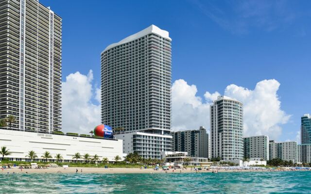 Perfect Beachfront Condo: Comfort & Luxury