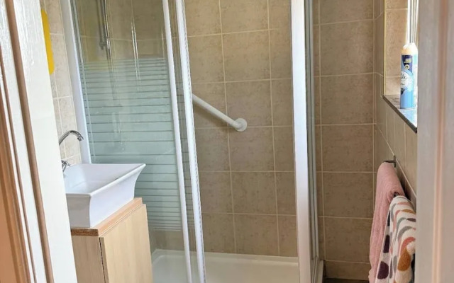 Spacious 6 Bedroom Family House