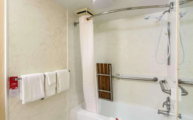 Econo Lodge East