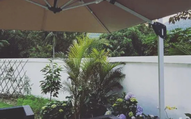 Wanning Yellow&White Homestay