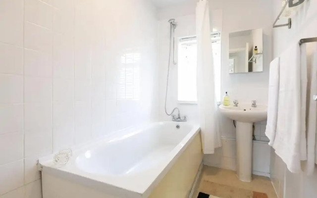 Spacious 4 Bedroom House Sleeps 8