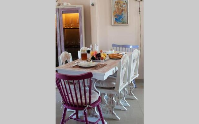 Marys Art and Cultural House 100meters from the beach