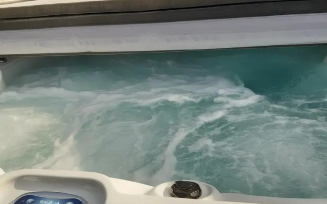 Impeccable1 Double bed Cabin in Poole With Hot Tub