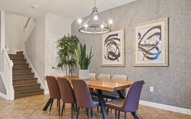 Disney themed, pool, close to parks!