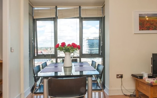 Sunny Apartment off Grand Canal Square Dublin 2