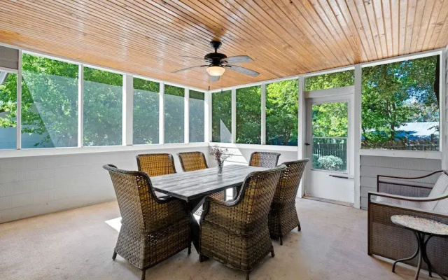 Screened-in Porch Walkable to Soco