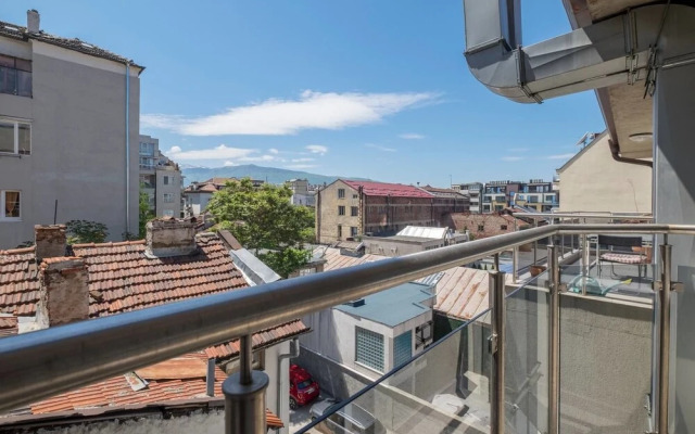 FM Economy 2-BDR Apartment - James Bond's