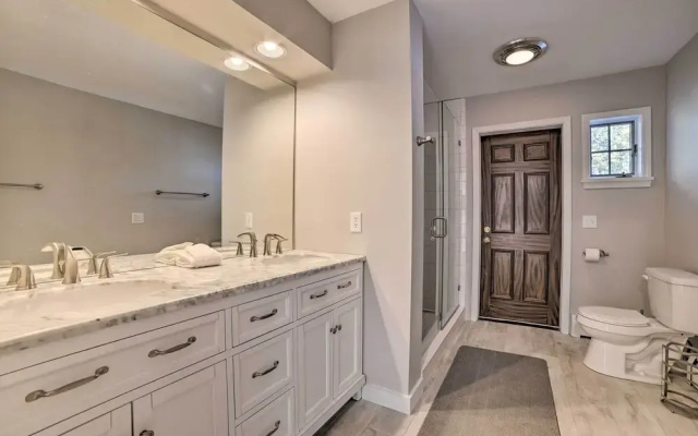 2 Living Areas, Tennis! Waterfront Suttons Bay Gem