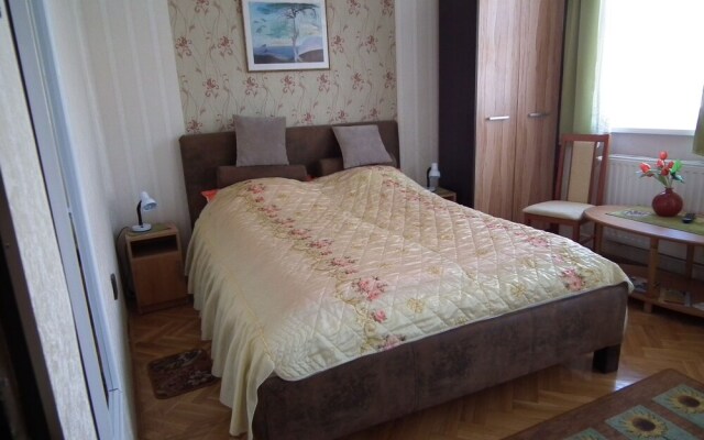 Sunbeam 3-bed Apartment in Eger