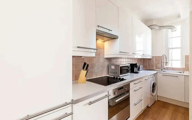 Modern 2 Bedroom Flat Near Queensway