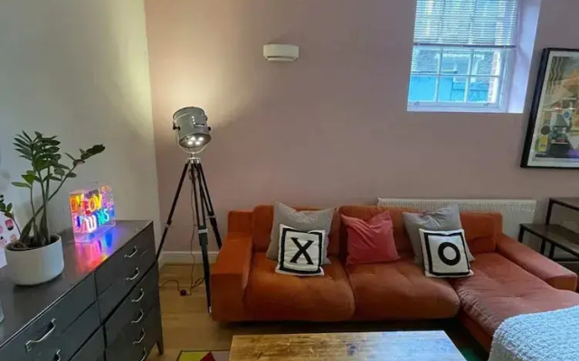 Chic Victorian Flat in Private Estate - Mile End!
