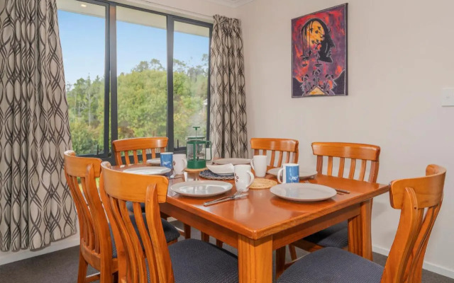 Manuka Lodge - Tairua Holiday Home