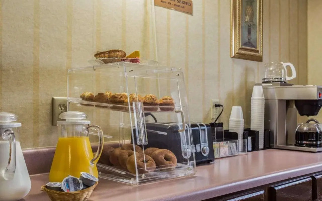 Econo Lodge Inn & Suites