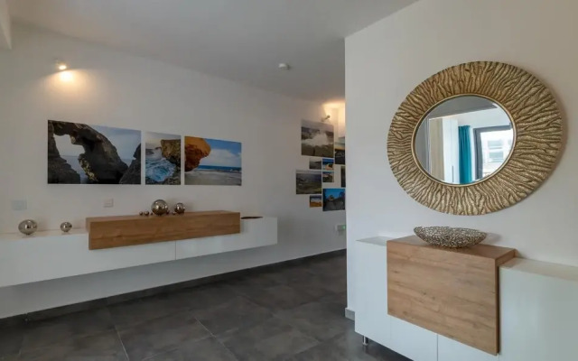 2 Bed Apartment w Distant Sea and Country Views