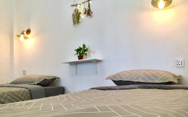 SPOT ON 90746 Vspace Guesthouse & Cafe