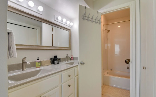 Galveston Townhome w/ Balconies: Walk to Beach!