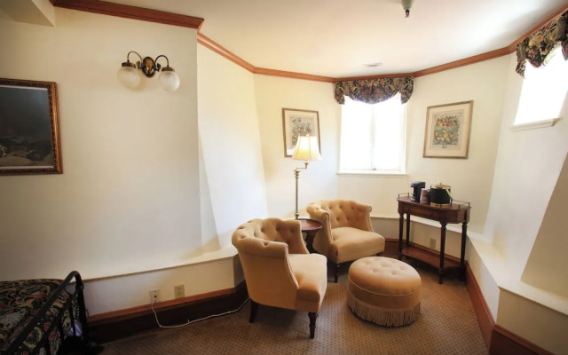 The Charles Pacific Grove - Artfully Designed Inclusive Inn