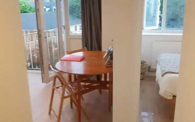 Sunny 1 Bedroom Apartment In Fun Neighbourhood
