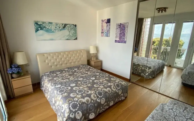 Elizaveta Apartment With Lake View and Terrace
