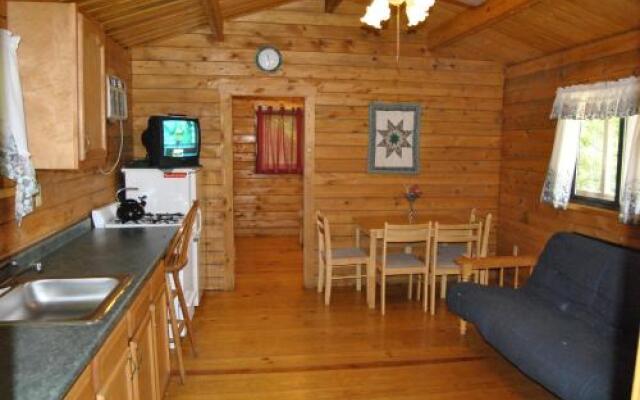 Robin Hill Camping Resort Two-Bedroom Cottage 6