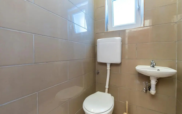 Nice Apartment in Kastel Luksic With 3 Bedrooms