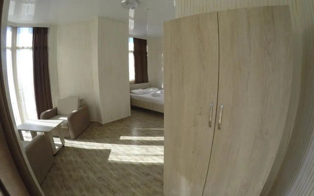 Angisa Guest House 68A