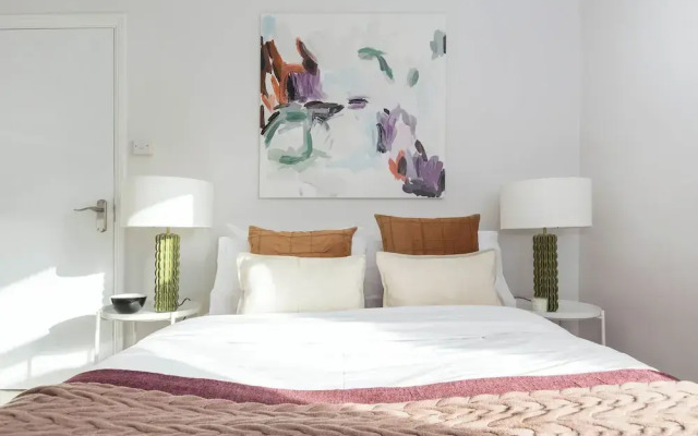 Newly Renovated Large 4-5 Bedroom House