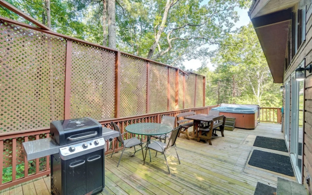 Private Hot Tub & Game Room: Cleveland Getaway