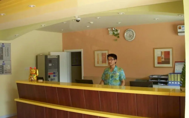 Home Inn (Nanjing Shuiximen Street Mochou Lake Metro Station)