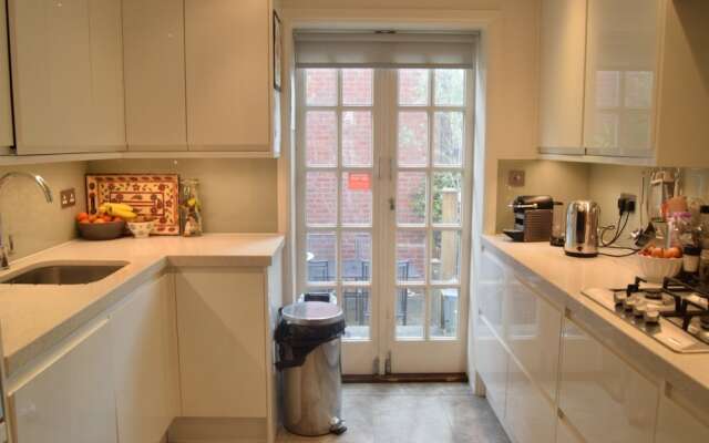 Spacious 5 Bedroom House in Chelsea London