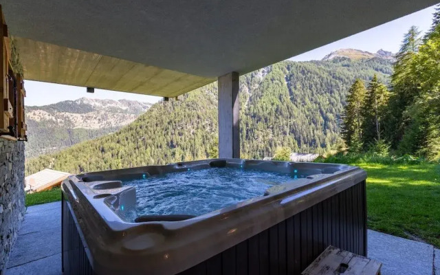 Authentic Swiss Spa Chalet Hot Tub & Sauna