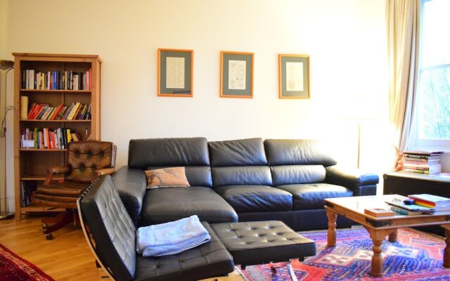 Kensington 2 Bedroom Flat With Balcony