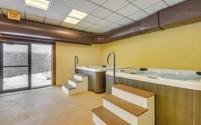 Walk to Mount Snow Resort: Unit w/ Pool & Hot Tubs