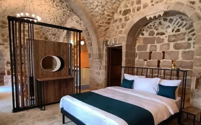 Tugmaner Small House Ajar