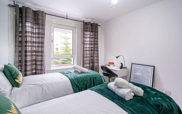 2 Bed Apartment, QE Hospital, Free Parking ,Netflix, Sleeps 4 Comfortable, 1 Double Bed x 2 Single Beds