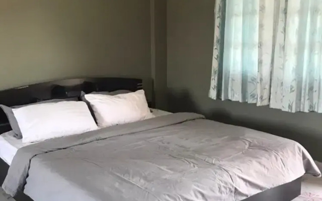 On Lee Apartment