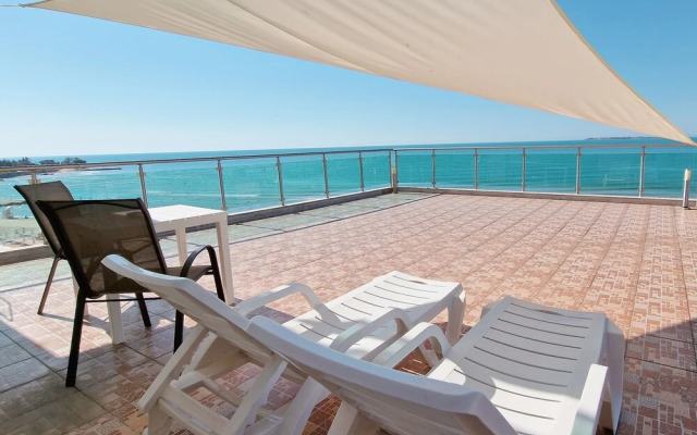 Marty's Beachfront Apartments