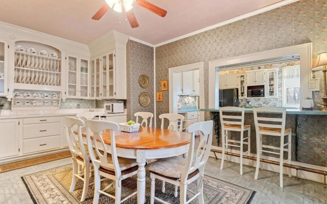 Four Winds Victorian Venue & Suites